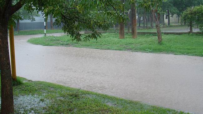 Los cordones no se ven por el agua que ya los sobrepasa.