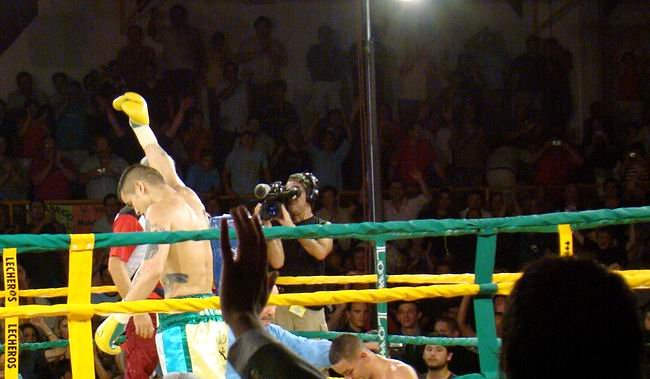 Puño en alto y festejo de la gente, tras la resolución del combate.