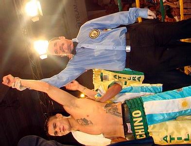 Brazo en alto para ratificar la corona de Maidana (Foto: Daniel Ponce).