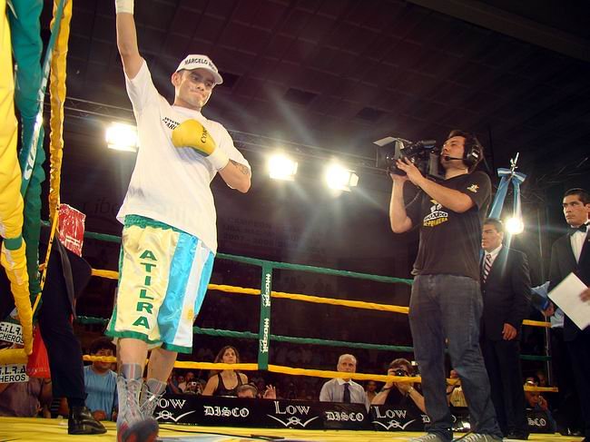 El saludo del "Chino" a los miles de asistentes que colmaron el estadio (Foto: Daniel Ponce).