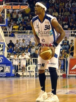 Ron Selleaze jugando para Regatas Corrientes (Foto: pickandroll)