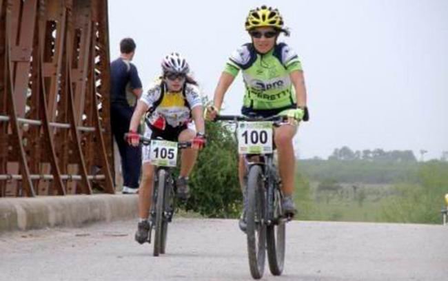 Las mujeres corren a la par de los varones en estas extensas competencias.