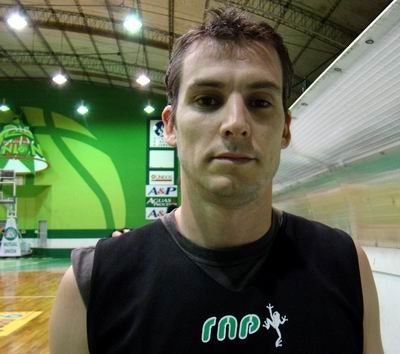 Extrañamente, la salida del escolta ha sido un tanto desprolija. Extrañamente, la salida del escolta ha sido un tanto desprolija.