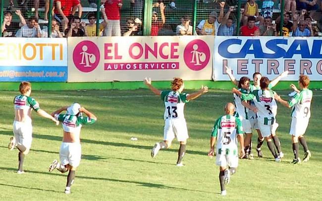 Los jugadores de Unión festejan el primero de los tantos.
