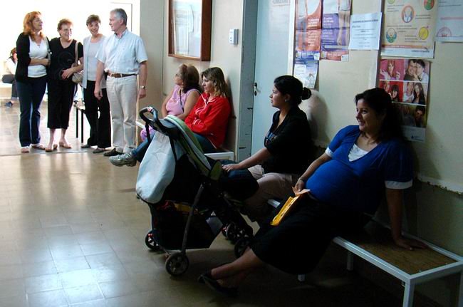 La sala de espera con los bancos nuevos, siendo usados. La sala de espera con los bancos nuevos, siendo usados.