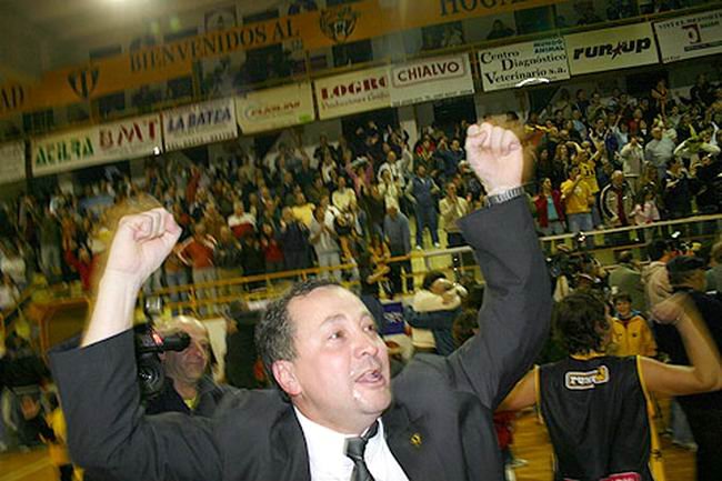 Bualó levanta los brazos, acaba de salir campeón Sudamericano con Libertad, en 2007 (Foto: Archivo - Diego Rosso). Bualó levanta los brazos, acaba de salir campeón Sudamericano con Libertad, en 2007 (Foto: Archivo - Diego Rosso).