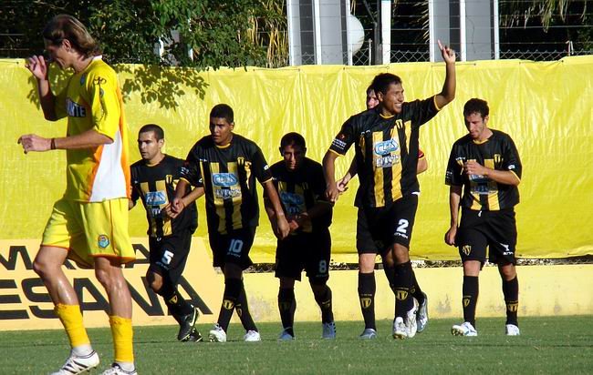 Velázquez ya convirtió el primer tanto y festeja con sus compañeros.