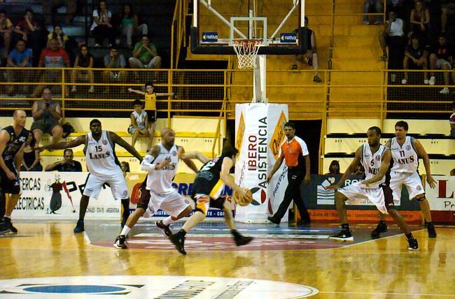 Saglietti busca penetrar. Marcos sumó importantes minutos. Libertad arrancó derecho esta nueva era de Rodríguez.