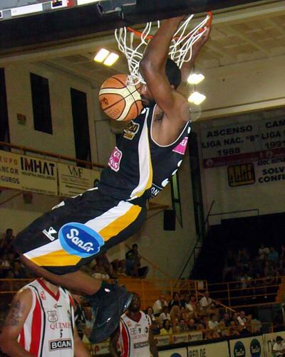 Laron aportó 18 tantos y cumplió pero no fue suficiente.