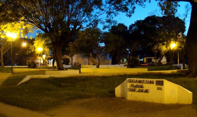 La plaza 9 de Julio, del barrio D´Antoni, como dice la placa...