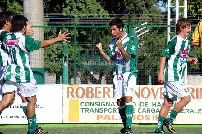 Gottardi celebra luego de haber convertido el gol.
