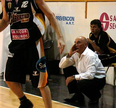 Rodríguez dio órdenes constantemente. Zeta vivió desde adentro un partido intenso.