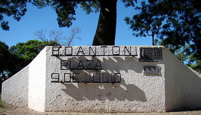 La plaza que marca el inicio del barrio, cuya denominación luego cambiaría con la de ese lugar.