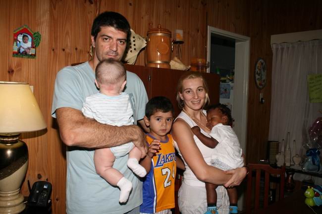 La familia Corroto, todos juntos luego de la espera (foto: Fernando Melchiori)