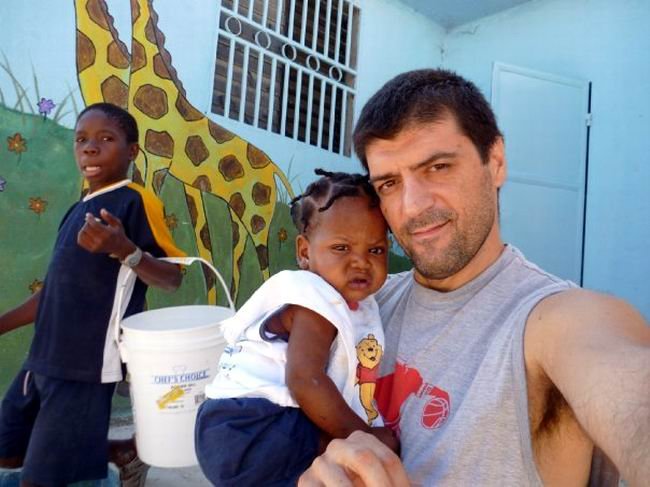 Eric, en brazos de su papá Gerardo, en el orfanato de Haití (Foto: Gentileza Gerardo Corroto).