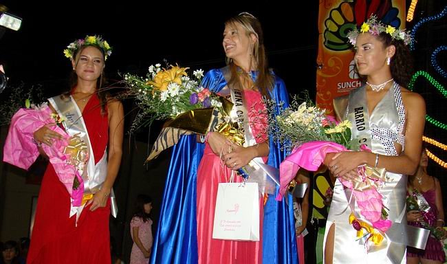 La nueva soberana y sus princesas, a la izquierda, Florencia, nuestra candidata. La nueva soberana y sus princesas, a la izquierda, Florencia, nuestra candidata.