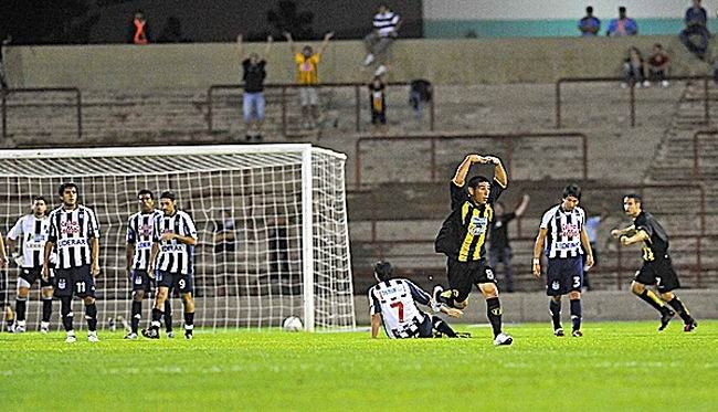 Cejas corre festejando el tanto que abrió el partido (Foto Sergio Cejas - Para: La Voz del Interior). Cejas corre festejando el tanto que abrió el partido (Foto Sergio Cejas - Para: La Voz del Interior).