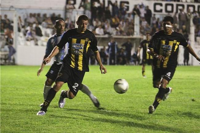 Libertad y Racing ofrecieron goles para todos, pero el Negro se trajo los tres puntos(Foto: Diego Roscop)