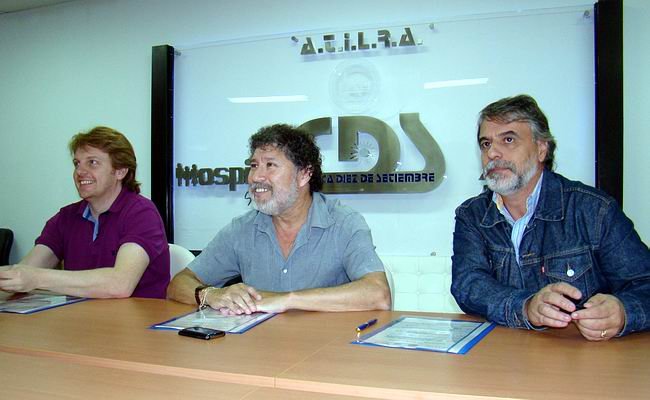 Jesús Zamora (izquierda), Héctor Ponce (centro) y Gerardo Iglesias (derecha), al momento de rubricar el entendimiento.