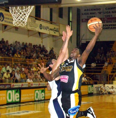 Lewis, una de las figuras del partido, ataca ante Gutiérrez.