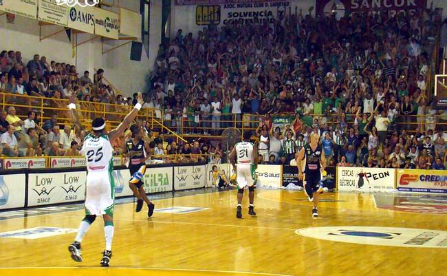 Festeja Selleaze uno de sus triples. Atrás, delira la parcialidad visitante.