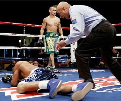 Maidana observa a Cayo en el piso (Foto: Hoganphotos).