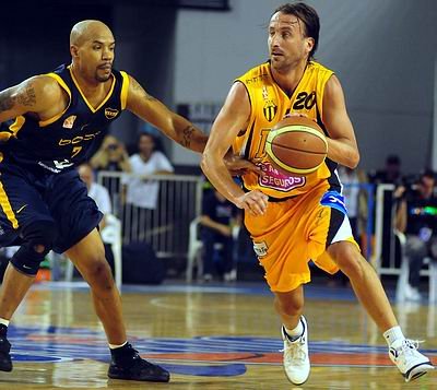 Moodie intenta frenar a Ginóbili (Foto: LNB). Moodie intenta frenar a Ginóbili (Foto: LNB).