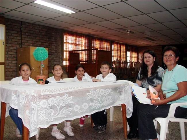 Los chicos de la escuela en pleno programa radial. Los chicos de la escuela en pleno programa radial.