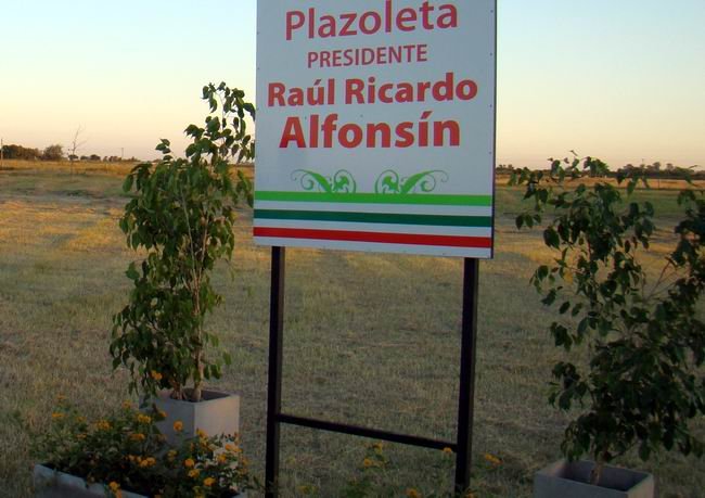 La plazoleta Raúl Alfonsín, emplazada en el centro de Lomas del Sur. La plazoleta Raúl Alfonsín, emplazada en el centro de Lomas del Sur.