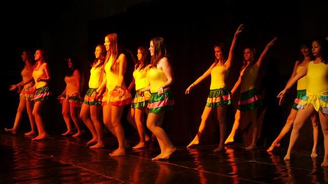 Integrantes del Taller de Danzas, en plena actuación (Foto: Prensa Municipalidad). Integrantes del Taller de Danzas, en plena actuación (Foto: Prensa Municipalidad).