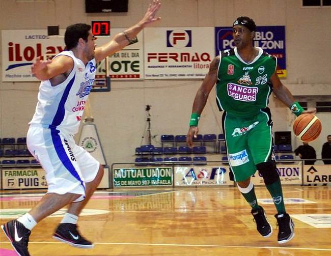 Ronald Selleaze aportó 5 puntos y se extrañó su goleo (Foto: Alejandro Martino). Ronald Selleaze aportó 5 puntos y se extrañó su goleo (Foto: Alejandro Martino).