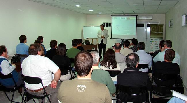 Oscar Primón, durante la charla ofrecida en el Centro Comercial. Oscar Primón, durante la charla ofrecida en el Centro Comercial.