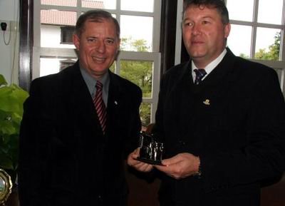 Los dos mandatarios, intercambiando presentes (Foto: Prensa Nova Petrópolis).