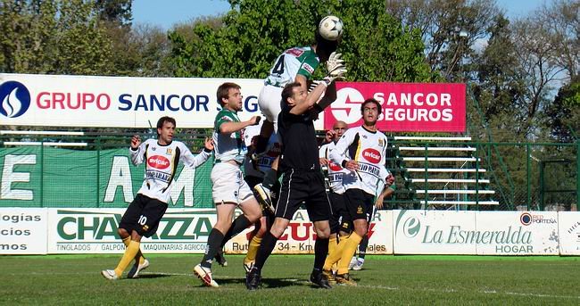 El último choque en nuestra ciudad fue con victoria para Unión (Archivo).