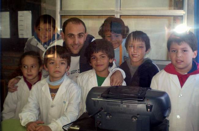 Los alumnos de la escuela Nº 1213 y Lisandro (Foto: Gentileza escuela). Los alumnos de la escuela Nº 1213 y Lisandro (Foto: Gentileza escuela).