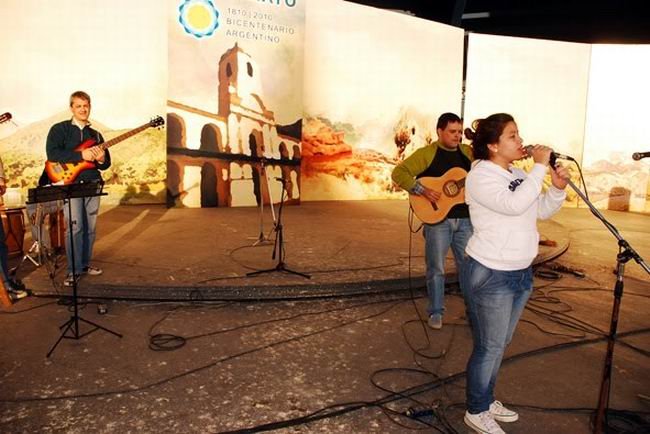 Andrea, cumpliendo el sueño de actuar en Cosquín (Foto: Internet).