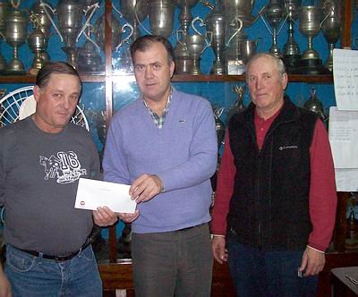 Responsables del club, recibiendo el aporte de la UCR local (Foto: Gentileza Juan Carlos Gabiani).