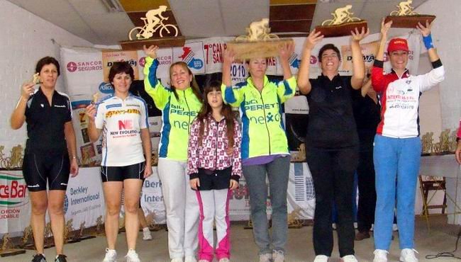 Foto Coronación Mujeres 41 a 50 años: 1° Liliana Guglielmone y 2° Marina Maretto (Foto: Prensa Amigos del Rural Bike).