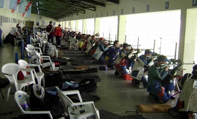 Los deportistas en plena competencia, en el polígono riojano (Foto: Federación de Tiro de La Rioja).