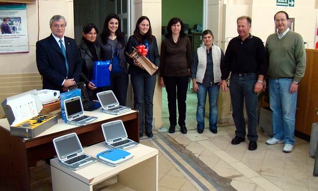 Las autoridades del Banco, la escuela y parte del equipamiento entregado. Las autoridades del Banco, la escuela y parte del equipamiento entregado.