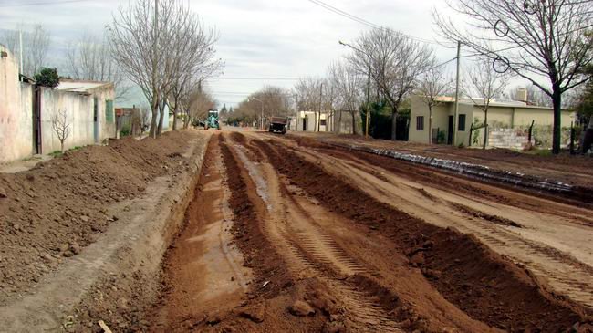 Las calles son preparadas para recibir el cordón cuneta (Foto: Prensa Municipalidad).