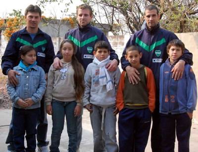 Los referentes del plantel albiverde junto a chicos de la institución (Foto: Prensa Unión).