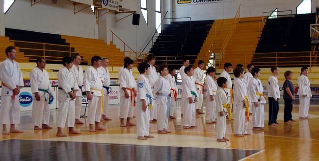 Los alumnos aurinegros, listos por comenzar la práctica (Foto: Prensa Libertad).