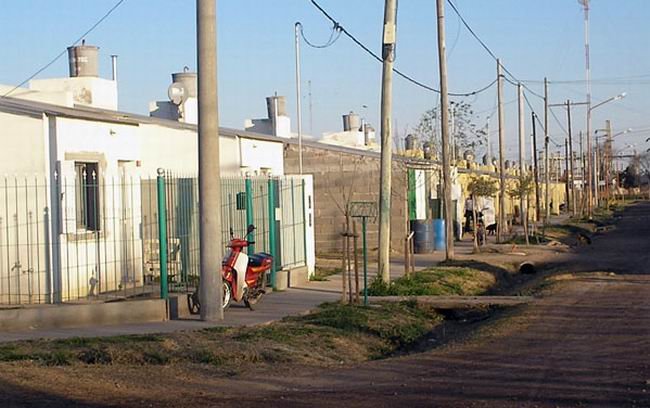El paso es por demás importante para quienes habitan desde hace años pero aún no son dueños de las casas (Archivo).