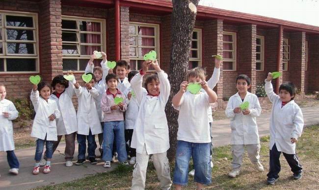 Los chicos, en la campaña ecológica (Foto: Gentileza escuela). Los chicos, en la campaña ecológica (Foto: Gentileza escuela).