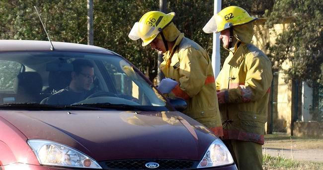Los Bomberos, entregando folletos a quienes viajan por la ruta. Los Bomberos, entregando folletos a quienes viajan por la ruta.
