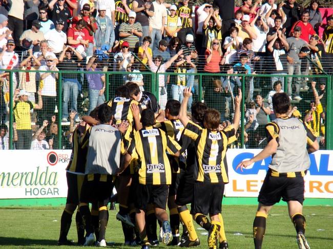Pitazo final y euforia para los visitantes...