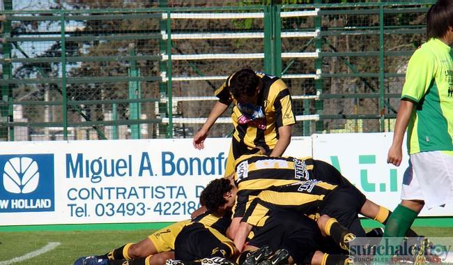 Montaña humana para el 2-0 aurinegro.