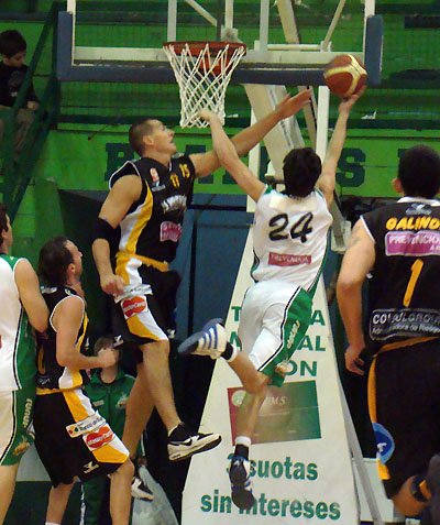 Libertad hizo predominar su fuerza en el poste bajo y ganó el duelo de rebotes.