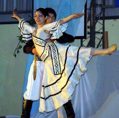 Las parejas recorrieron varios estilos de baile durante la noche.